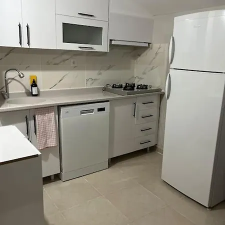 Modern Tasarimli Genis Terasli 1+1 Apartamento