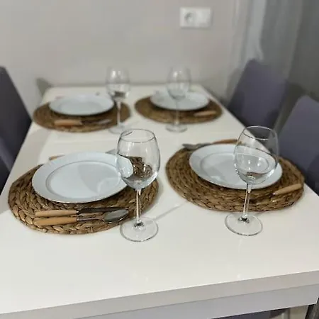 Modern Tasarimli Genis Terasli 1+1 Apartamento Antália